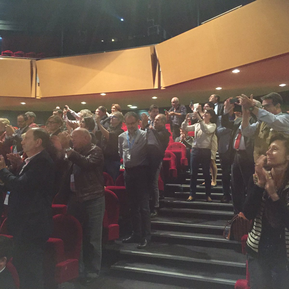 Standing ovation pour les Presidents du GNI au #congresGNI2016 @GNI_SYNHORCAT @FAGIHT1 #GNI-CT