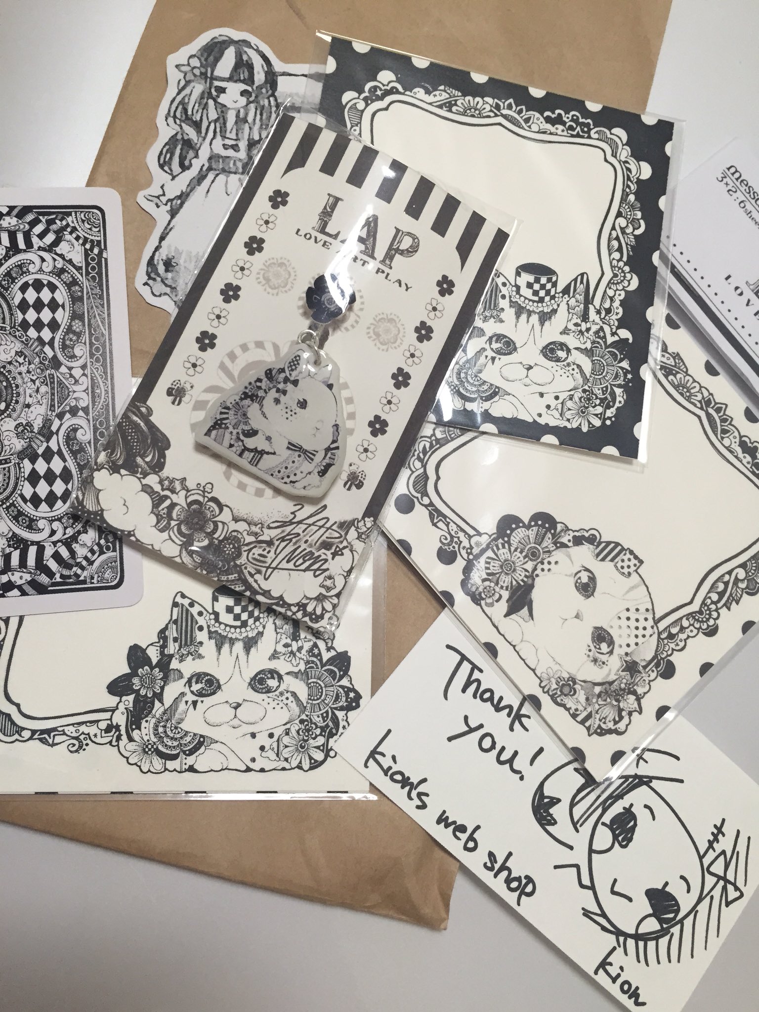 Aiko イラストレーターkionちゃんのグッズ 封筒の宛名イラストやイヤリング台紙までかわいぃし 注文したものの他に 手書きのイラスト入りメッセージカードに 実は欲しかったkionちゃんの名刺にイヤリング ラス1プレゼントのおまけも 購入が少額で