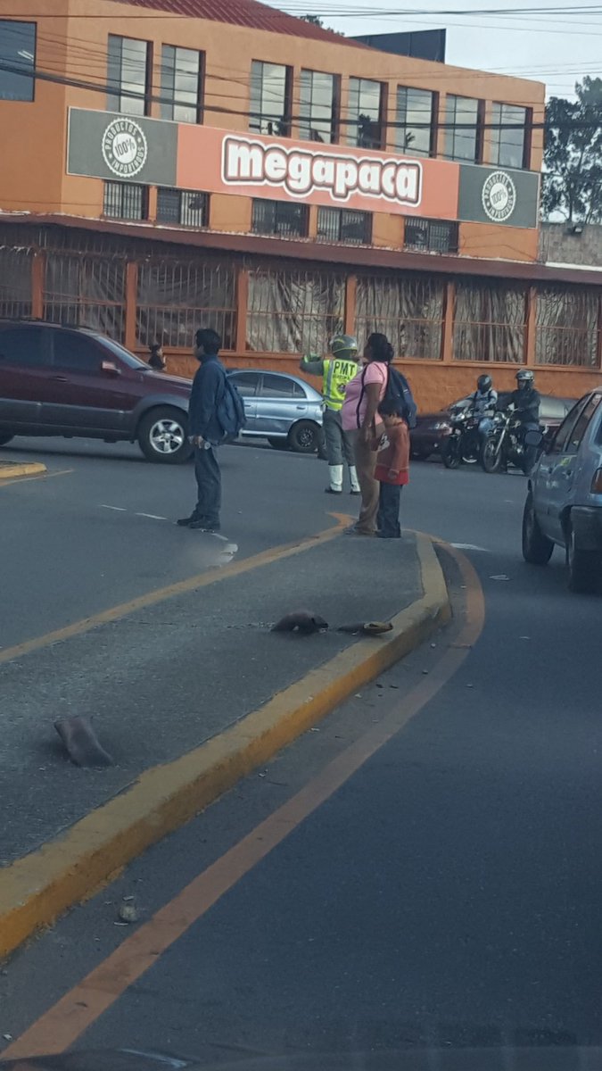squanl85's tweet photo. #traficogt @amilcarmontejo primera vez que veo un policía en el  cruce villalinda,  primera vez que hay tráfico dirección tulam tzu https://t.co/PFmdLHRcNY