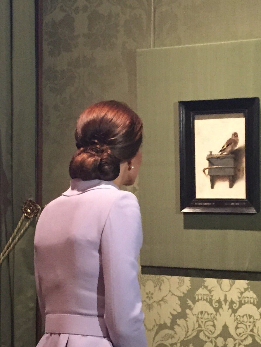TRHGreatBritain's tweet image. The Duchess admires The Goldfinch by Carel Fabritius. #RoyalVisitNetherlands