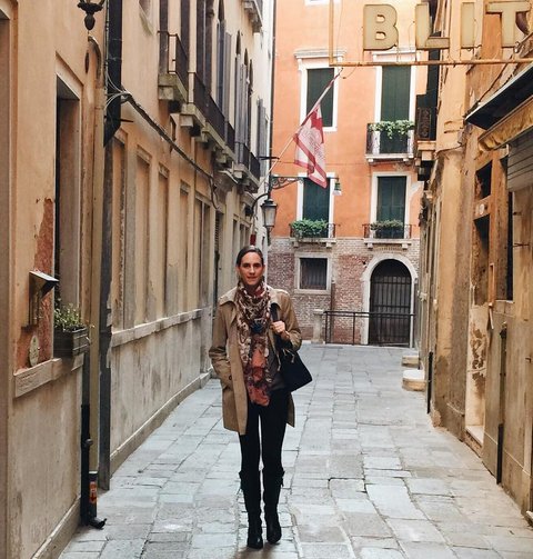 MySigScarf's tweet photo. @sixfootstyle rocking our Mardi Gras Pure Merino Wool Scarf! https://t.co/Z13mO0oIwe