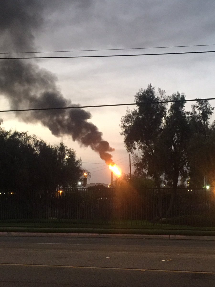 DarshaPhilips's tweet photo. Massive flare up at #ExonMobile Refinery in #Torrance. Reports of power outages treat major intersections as 4 way stops  @ABC7 https://t.co/vkV7afJYN7