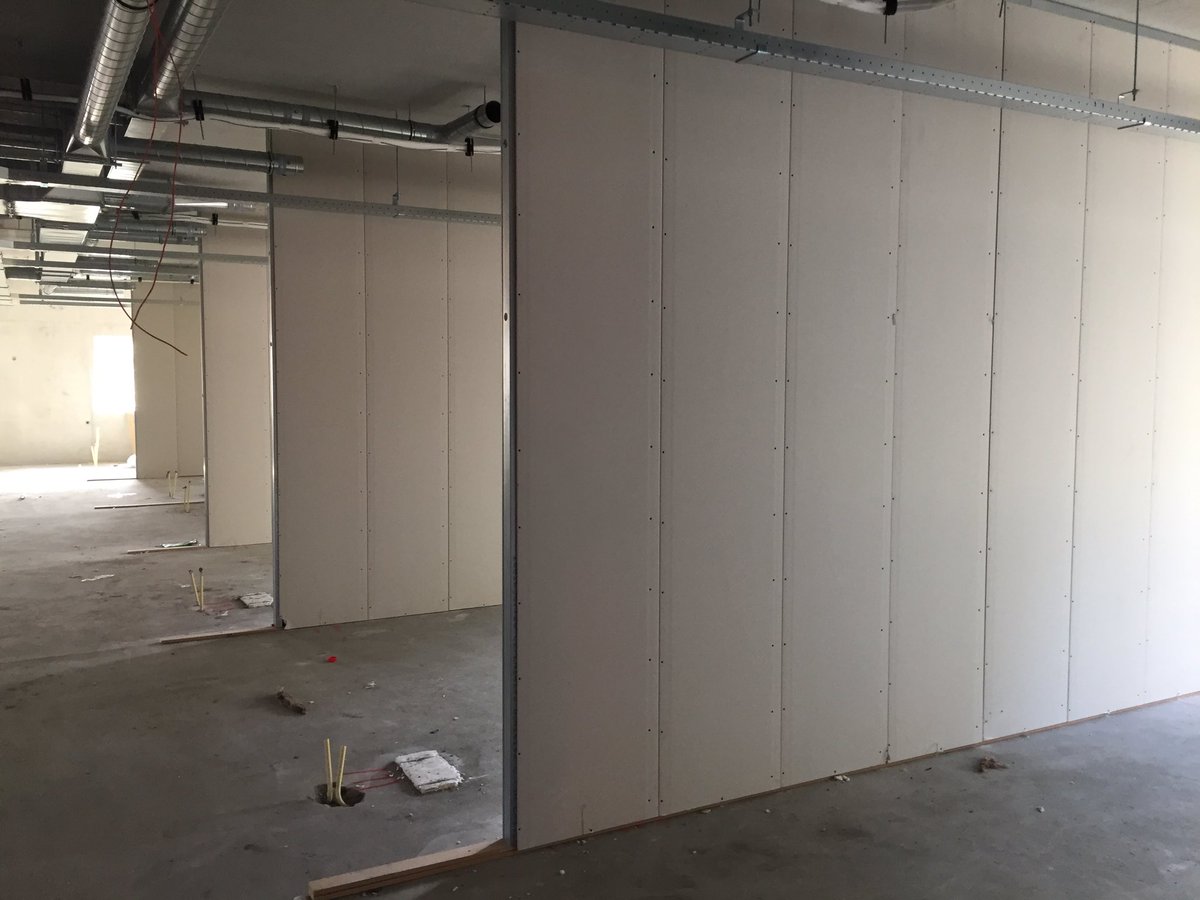Hopmangroep's tweet photo. Mbv het @janpaneel binnenwandsys. plaatsen wij met een enorm tempo binnenwanden in gezondheidscentrum Bunschoten. https://t.co/r77uiNnIW7