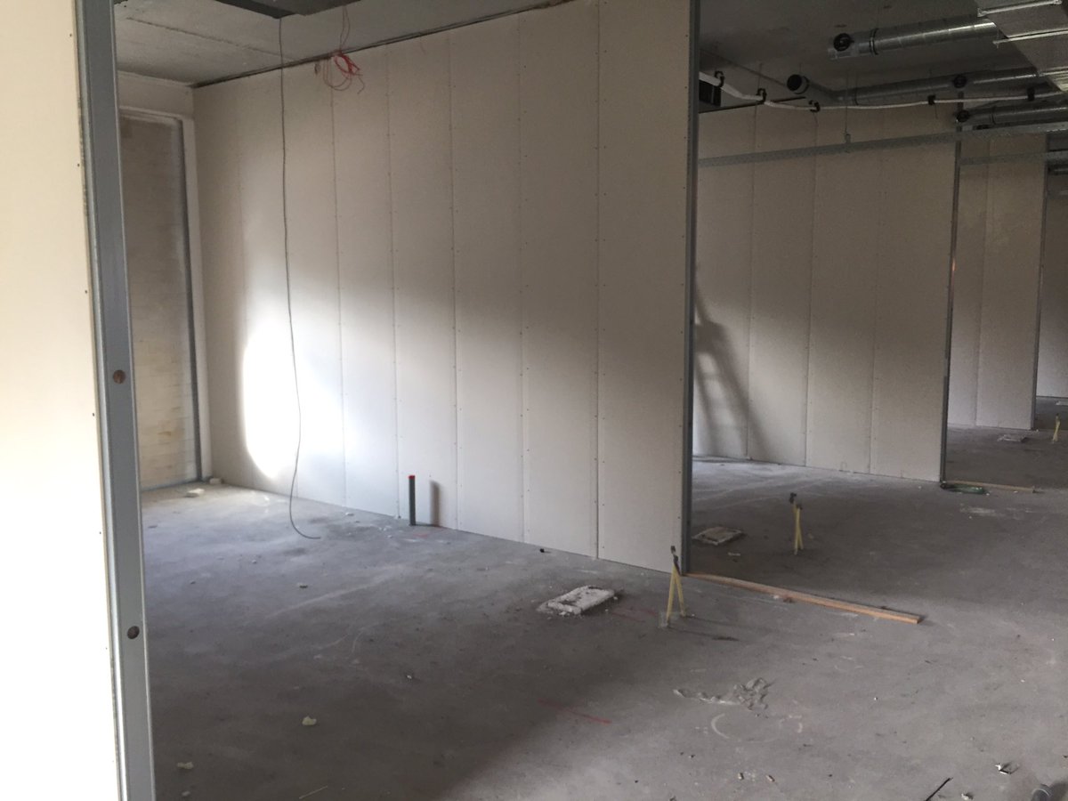 Hopmangroep's tweet photo. Mbv het @janpaneel binnenwandsys. plaatsen wij met een enorm tempo binnenwanden in gezondheidscentrum Bunschoten. https://t.co/r77uiNnIW7