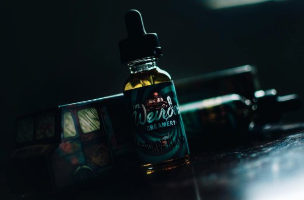 weirdoscreamery's tweet photo. Sea-Salted caramel Ice Cream topped with some sketchy sweet Strawberries, that Alice herself hand Picked...Welcome to Wonderland. #vape https://t.co/E9bGCKO0n6