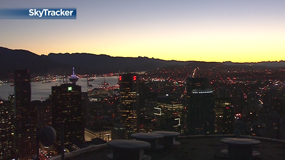 GlobalBC's tweet photo. Simply outstanding! Live view from Downtown Vancouver looking NE - crystal clear but chilly. Current temps. 2-6 degs https://t.co/eXlNe06C9N