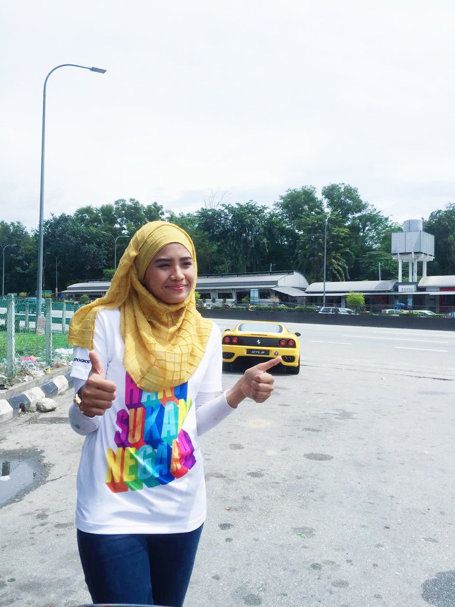 ammielyya's tweet photo. Sebab sama dengan colour tudung. 
#throwback
#harisukannegara 
#mymayc 
#mapy43 
#sseayp43 https://t.co/bdbeVNUUbW