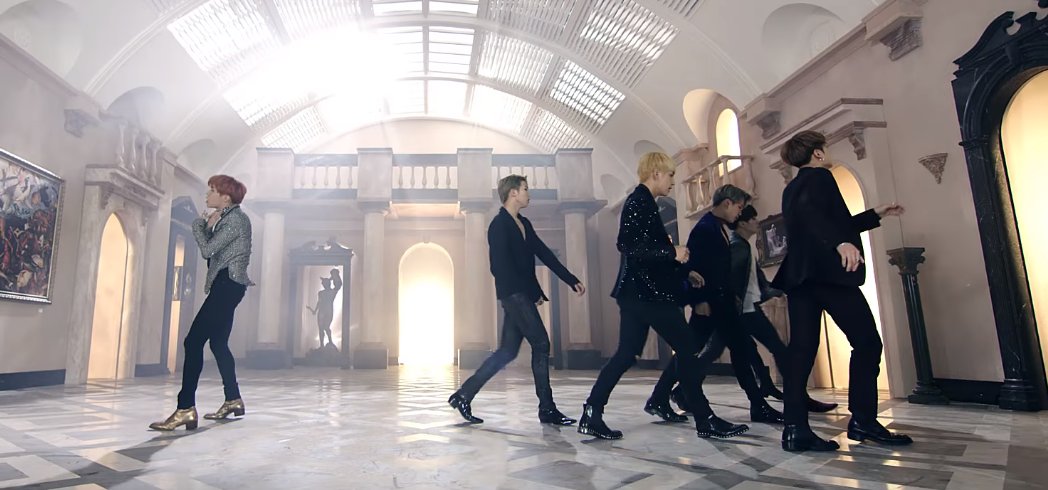 helpbtsinfires's tweet photo. Watched #ํผ๋๋๋ฌผ MV a zillion times bt just realised Hobi's the only one with golden shoes. #GoldenHyung status recognised ๐ฏ #dancinggod #BTS https://t.co/aijvb65sQe