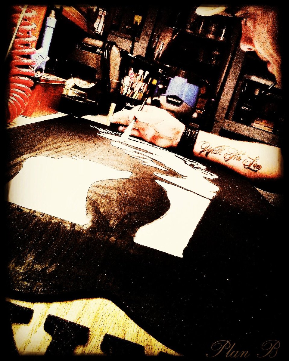 BelandPlanb's tweet photo. Gros projet pour l'Allemagne  #portrait #chandelier https://t.co/cwUm4rnWFL