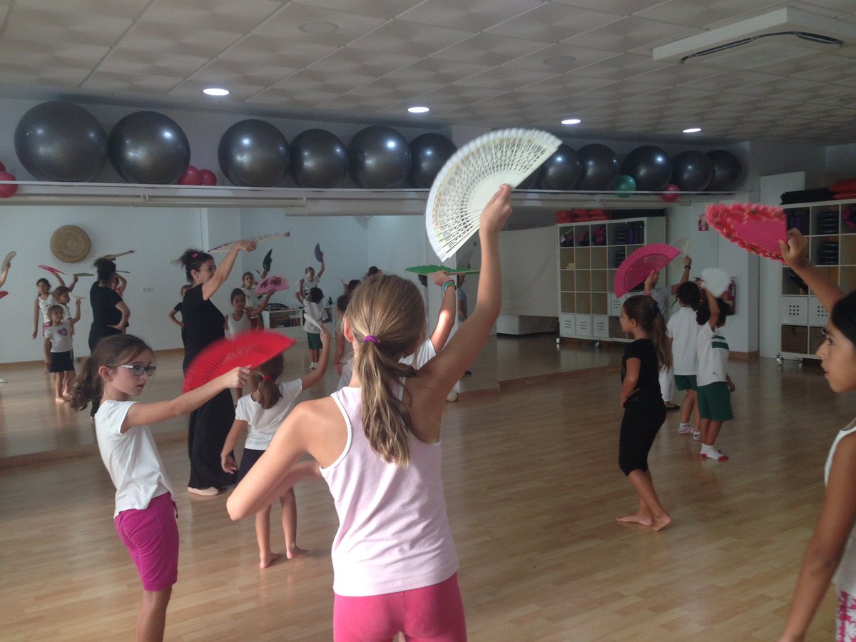EvaDDB's tweet photo. Danza Estilos para niñ@s!! Martes de 17.30h a 19h. Disfrutarán aprendiendo! https://t.co/u92kXgUb9z
