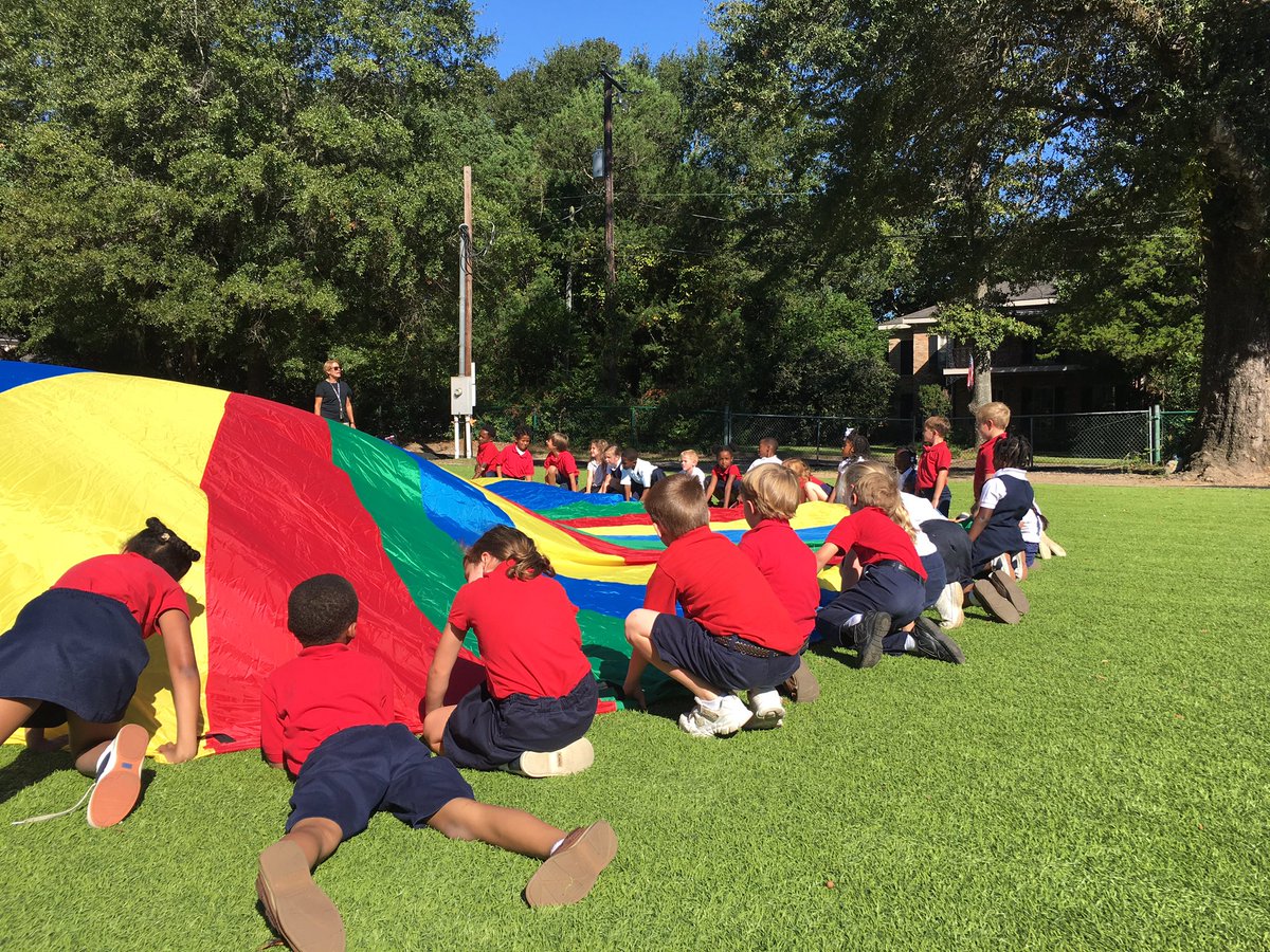 MaryBAustin's tweet photo. PE discussing skills &amp; benefits of working with the parachute. Great exercise and great fun! #healthykids #AustinInnovators @MBABurt https://t.co/ZC5tbSKRM4