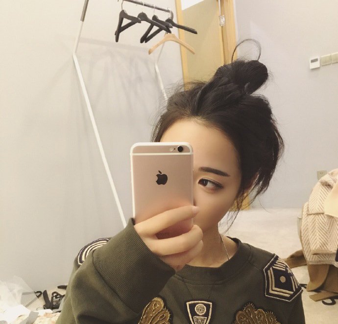 This is my sister, she want to go to Paris to learn apparel design. Who can recommend a good university for her? Thanks a lot.