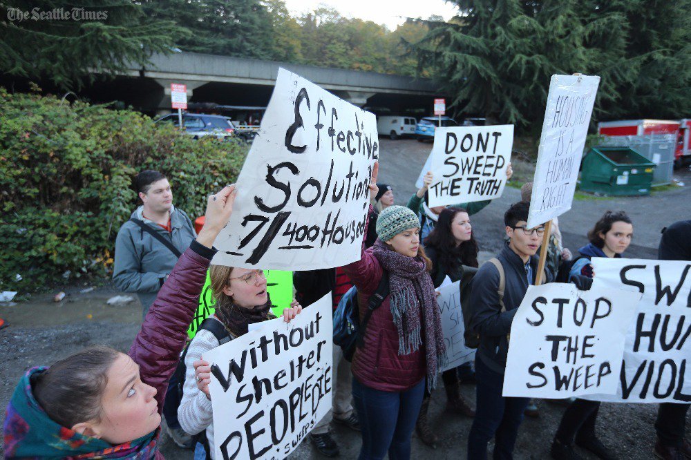 Protesters urge officials to ‘stop the sweeps’ as remaining residents are moved out of The Jungle (@MikeSiegel7) buff.ly/2dNBkJ1