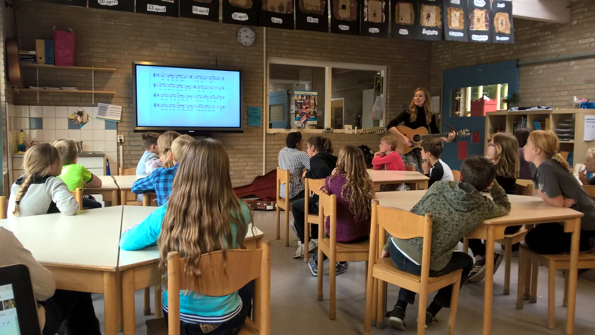 wilco_willemse's tweet photo. Elke week muziekles van Loes van @CleanPeteMusic op #deCanadas #Boxmeer. Samen muziek maken met een artiest. Wauw! https://t.co/NldC7WD9Qf