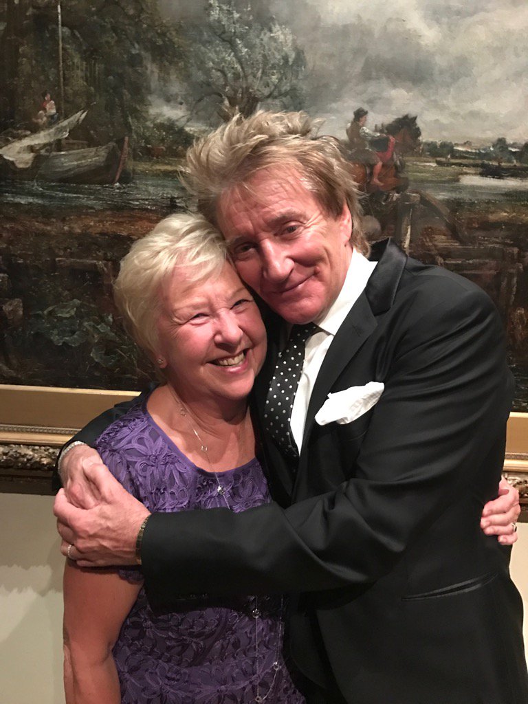 davidwalliams's tweet photo. My mum was very pleased to meet Sir @rodstewart https://t.co/cAs3jKSLan