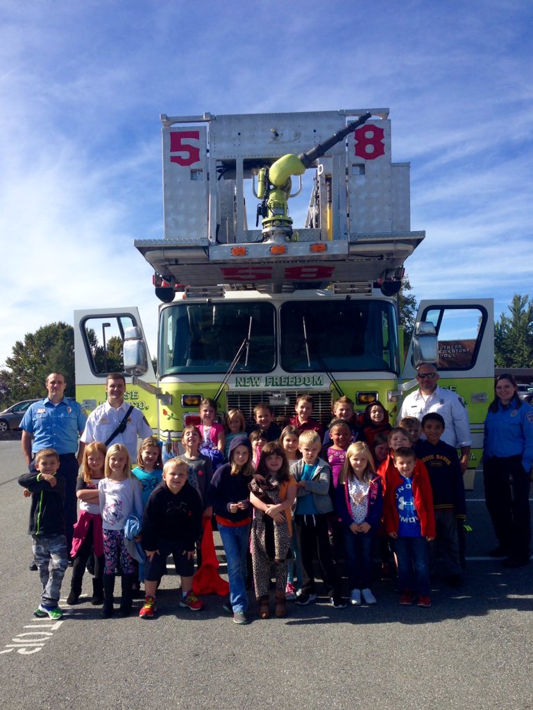 MrsPituch_SES's tweet photo. We learned so much today from our awesome firefighters during our Fire Safety Day. Thank you for making it so memorable! #firetruck #ses https://t.co/frw8bv3Sbr