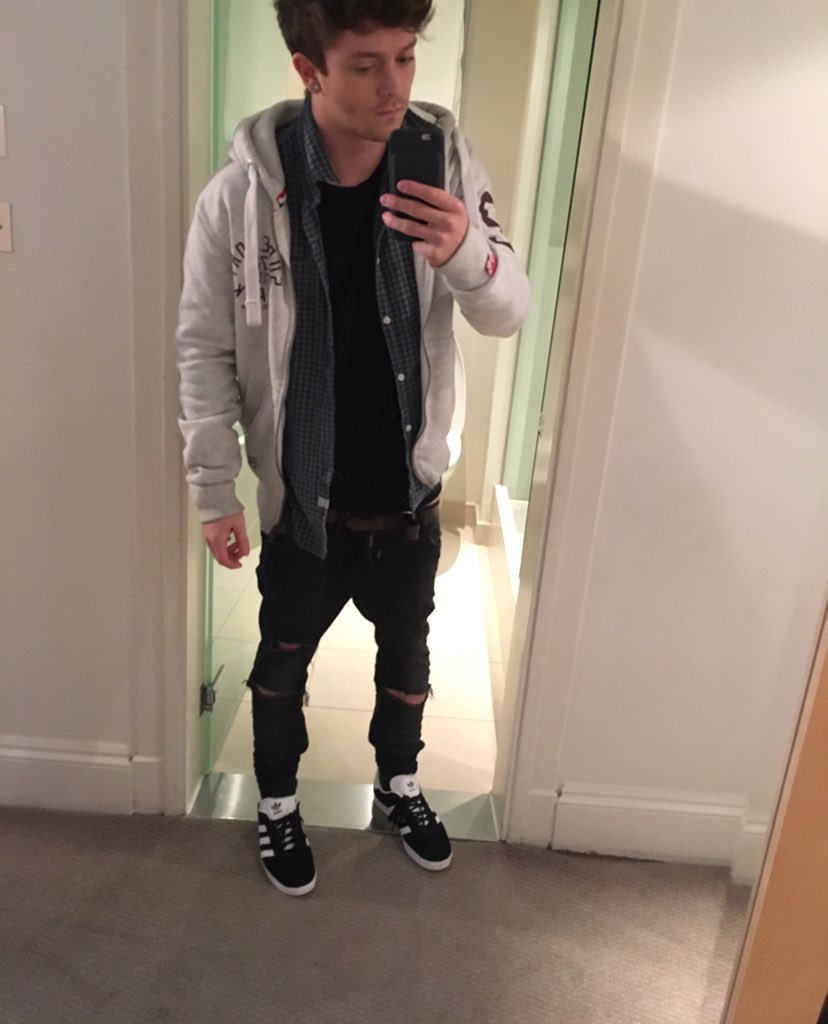 TheVampsCon's tweet photo. Hahaha. This is a reminder not to wear my trousers low. My legs are about the size of two French baguettes. https://t.co/JNr9RIpN8J