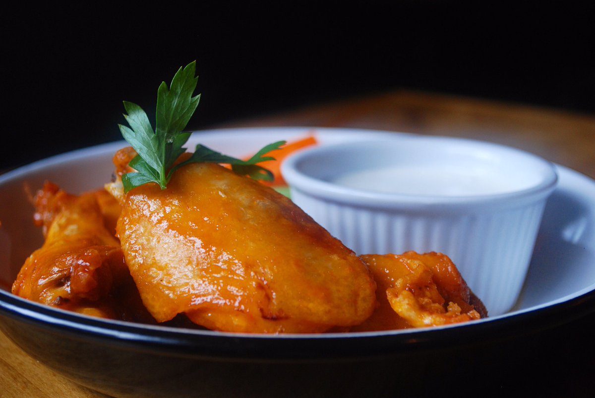 Bring on the wings 😍❤️🐔 Make your way to #TheGrayMare 🐴 for our #HappyHour till 8pm &amp; pair your favorite drinks w/ our specialty wings 🙌