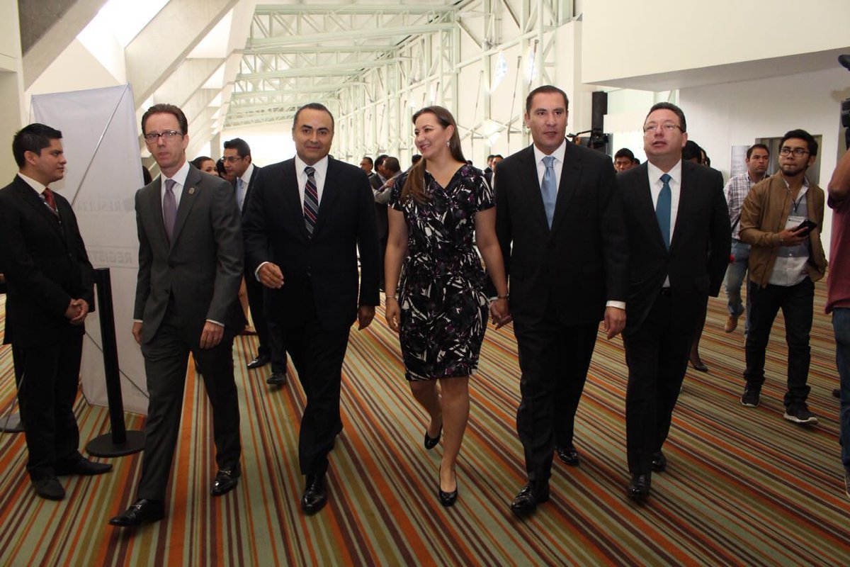 MarthaErikaA's tweet photo. Acompaño a mi esposo @RafaMorenoValle al Informe de Resultados de David Villanueva Lomelí, Auditor Superior del Estado. https://t.co/jyBJA3Czj1