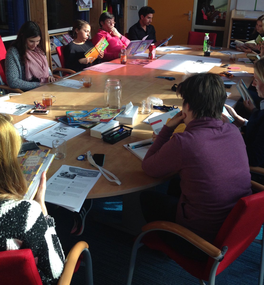 Boekenshushi met <a href="/lisboco/">Lisette Bolink</a> tijdens leesvergadering.2 min tijd om boek te lezen,dan doorgeven.Kennis gemaakt met boeken én deze leuke werkvorm