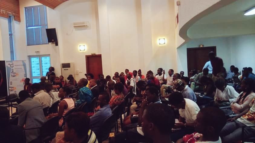 leconomie_cmr's tweet photo. Félicitations à toute l'équipe #BlogForumDla pour cette performance! Nous sommes heureux d'être à vos côtés 👌
#digital #blogging #Cameroun https://t.co/n0R9DdNqfB