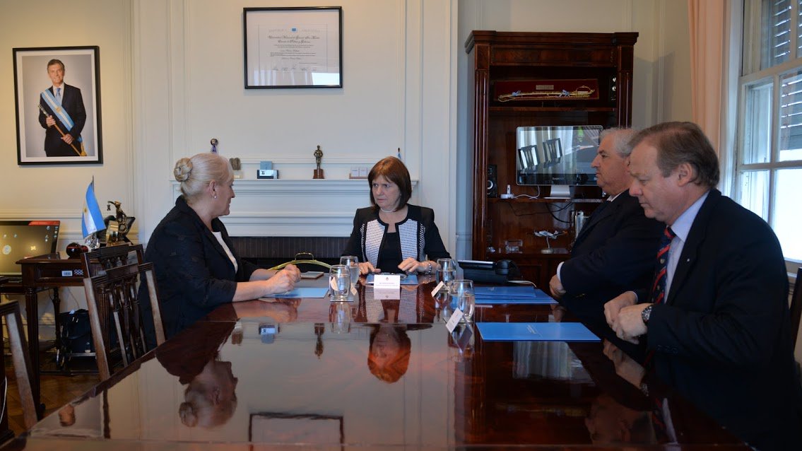 PatoBullrich's tweet photo. #RíoNegro se sumó al Sistema Federal de Comunicaciones Policiales. Firmamos convenio con la procuradora Silvia Baquero. #SIFCOP https://t.co/Xn9btHxCC4