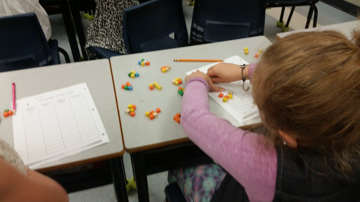 CapitaineRFR's tweet photo. Les élèves de Mme Amale font des manipulations en mathématiques! #3eLC #MathsLC #FiertéLC https://t.co/wCN4GlLmGY