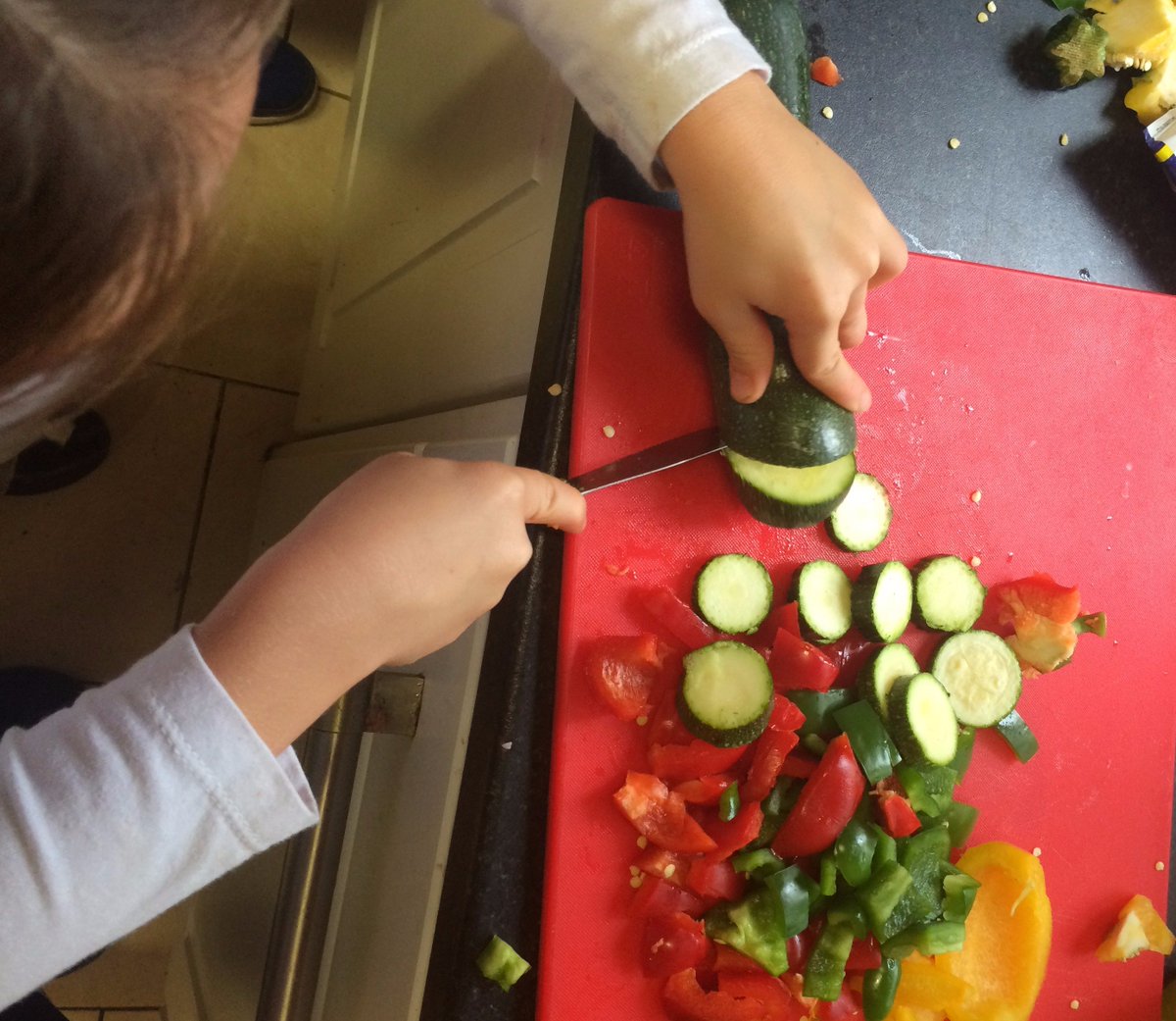 IslingtonPlay's tweet image. The children always enjoy a bit of playful healthy cooking on the adventure playgrounds.

#ThisisReal #Play #ChildrensPlay #Cooking