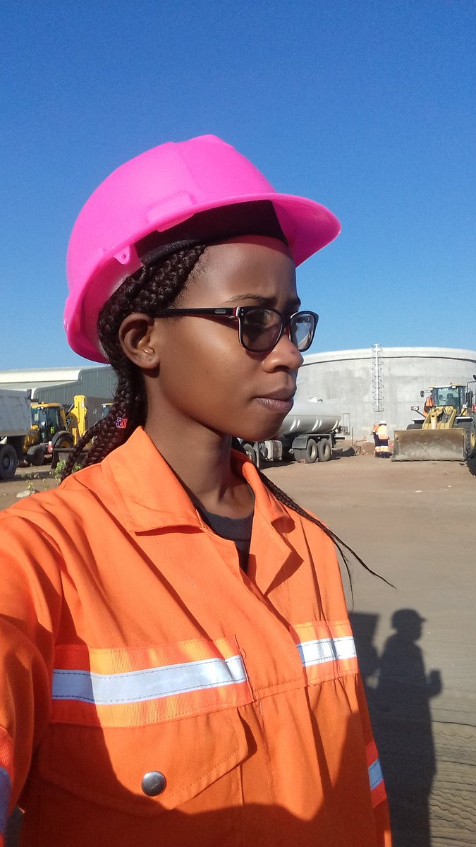 lillianbatswana's tweet photo. SHE officers use #pink helmets
#Mining_Industry💎💎💎💎
🔧🔨🔨🔨 https://t.co/Ew585u90iK