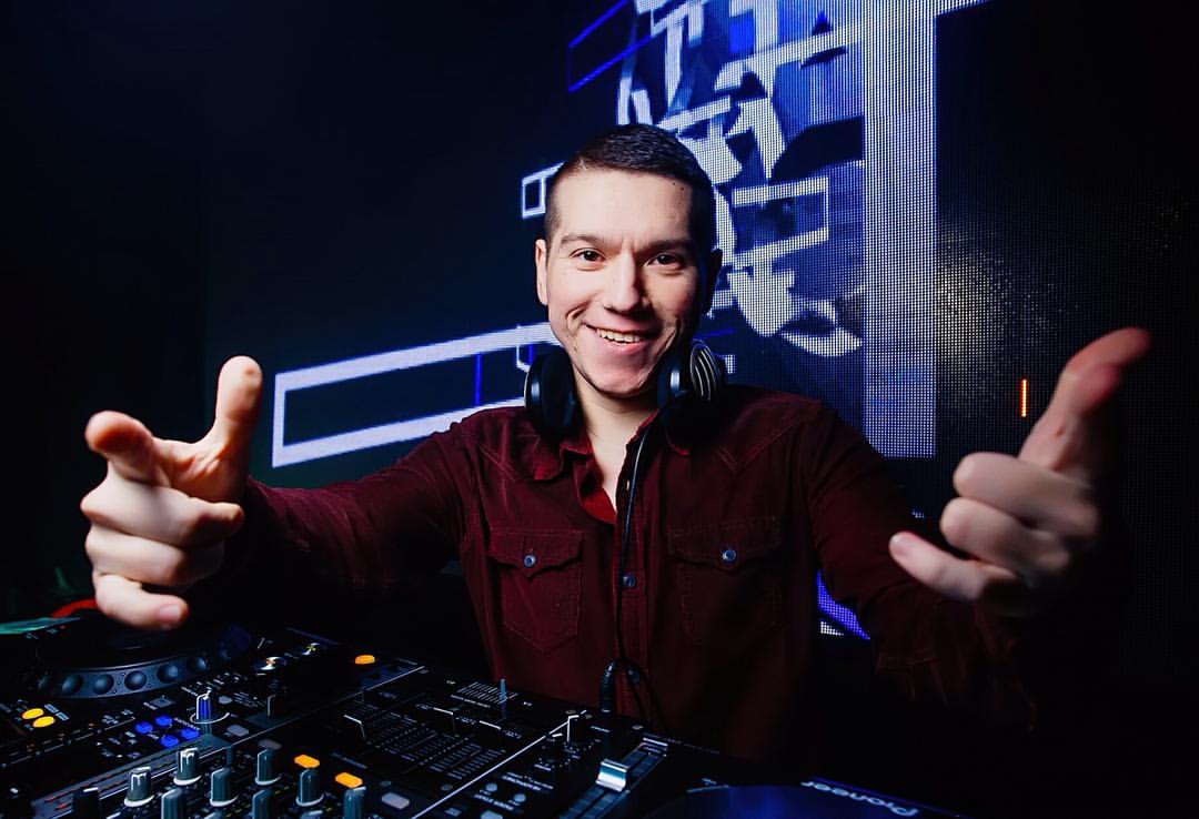 RomanMesser's tweet photo. Hey #TranceFamily 👻 Tune in to my radioshow @SuandaMusic Episode 39 #SUANDA039 #EDM https://t.co/r5nOnunyhI https://t.co/Ecujj05XDy