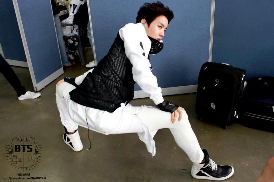 armysosbr's tweet photo. NINGUÉM MEXE COM O HOSEOKAO BUMBUM GRANADA #BrazilianArmysLovesYouHoseok https://t.co/jNDtGekRSn