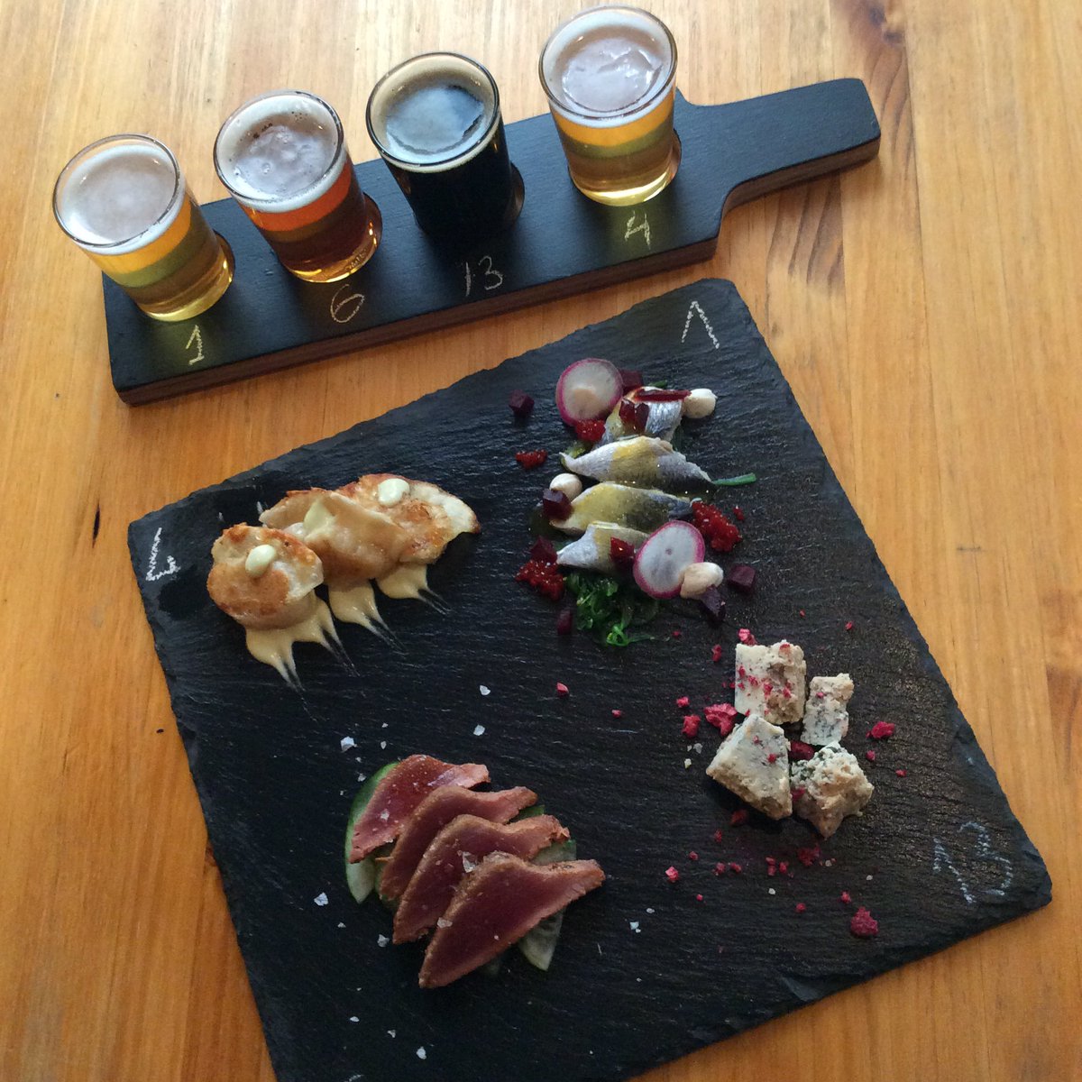 Mañana no hay que madrugar. Noche para salir a tomar cosas ricas. Os esperamos #malasaña #cenarconcerveza #craftbeer #maridarconcerveza