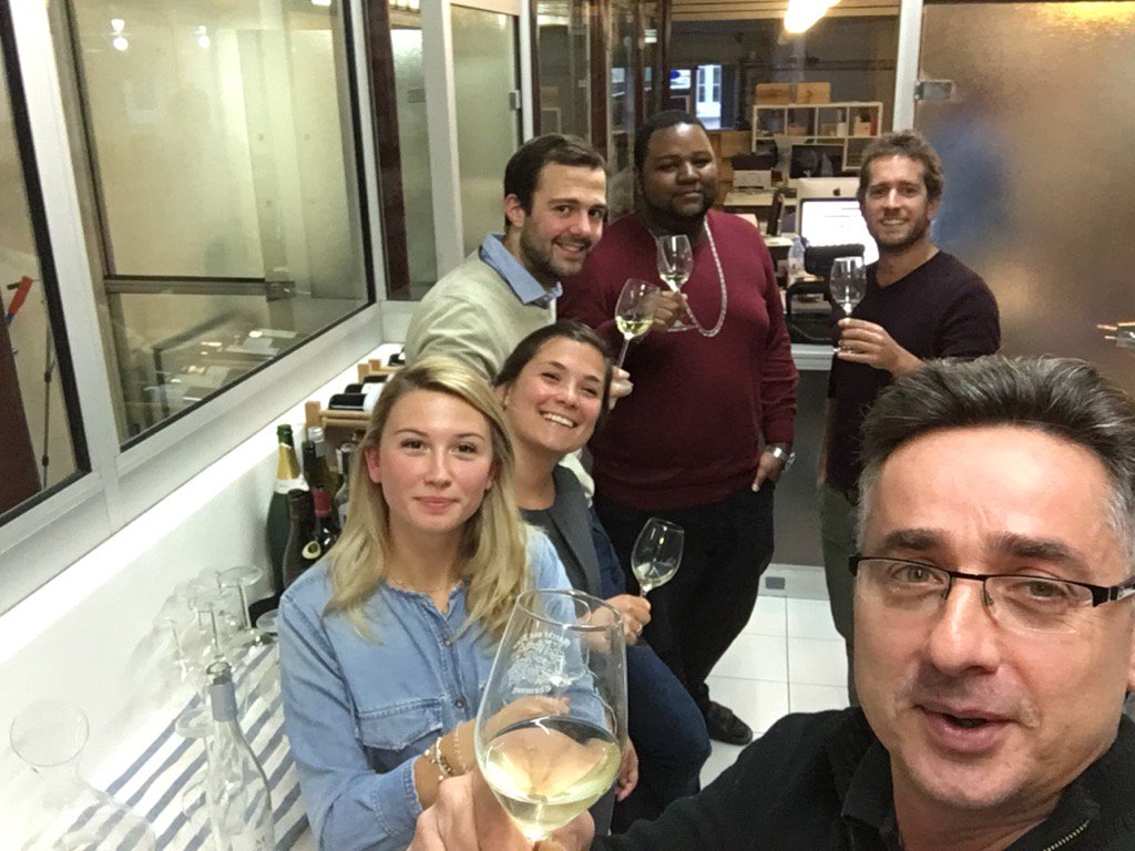 PhHUGON's tweet photo. apéro surprise avec @MargauxMacia @VictorKanen on parle emploi #vin #marketing #bordeaux https://t.co/NzlbsjTihX