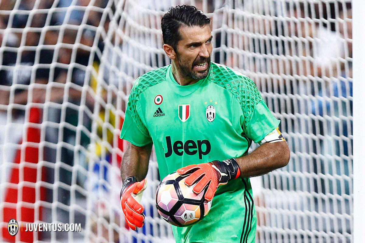 ActuFoot_'s tweet photo. OFFICIEL ! Gianluigi Buffon remporte le Golden Boy 2016,  récompensant les joueurs s'illustrant par leurs performances et leur personnalité. https://t.co/uRaqp1cLZU