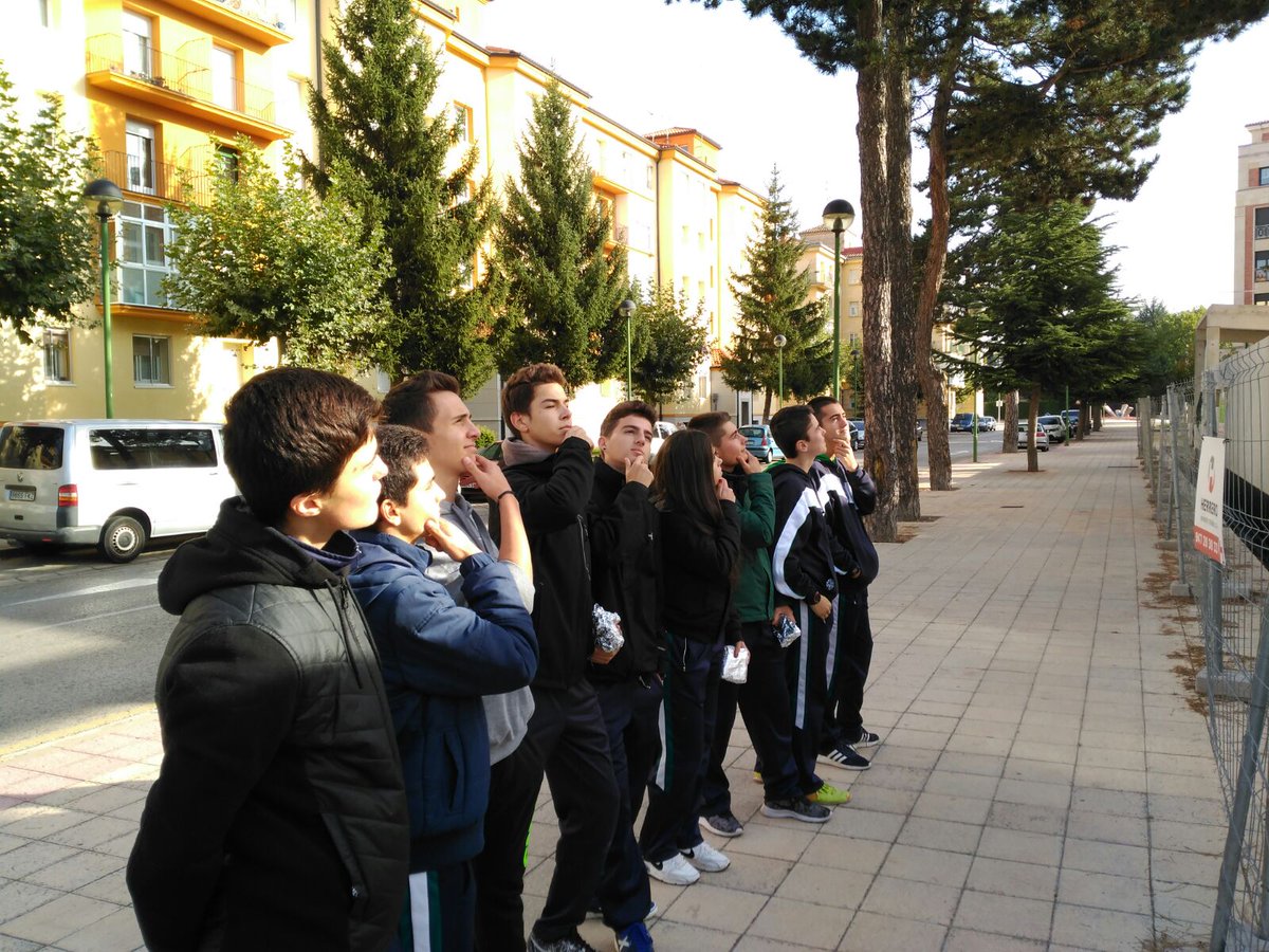 Los alumnos de Tecnología ind. con las obras del Polideportivo: prefabricados de hormigón, cubiertas de madera .... Todo controlado.