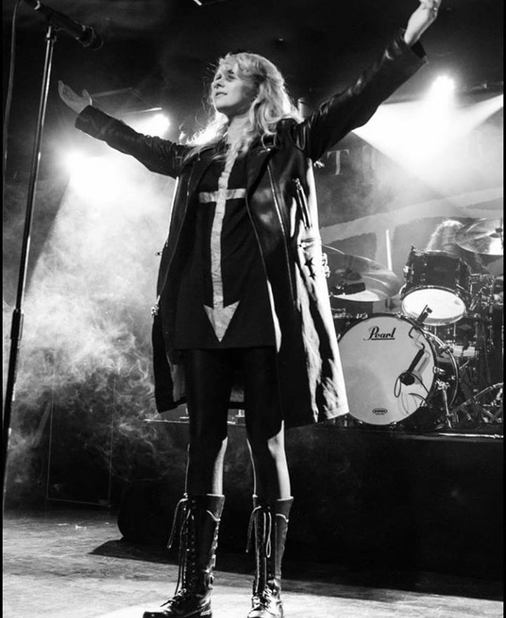 taylorzombiesky's tweet photo. HQ pics from the show in London coming sooooon https://t.co/nt1xGnwOPZ