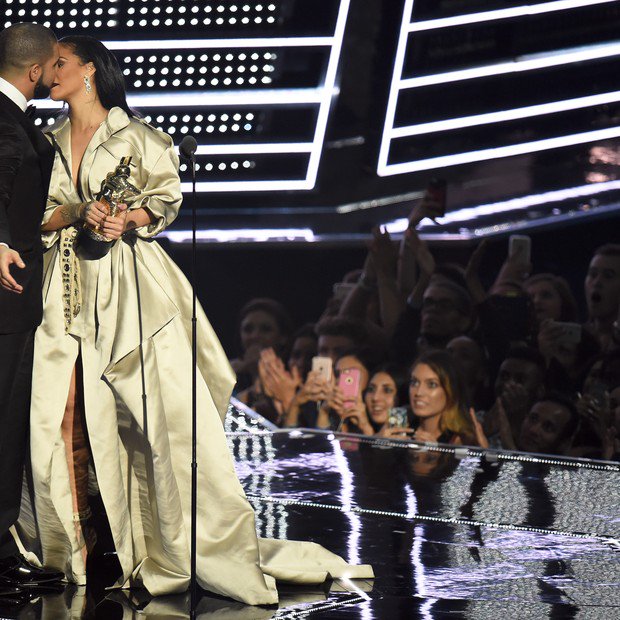 voguebrasil's tweet photo. @rihanna e @Drake ainda estão juntos: "relacionamento é aberto", diz fonte https://t.co/A29R8ZorRD https://t.co/i5KxVUJUKs