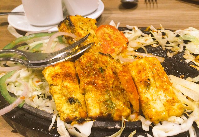 fingerNfork's tweet photo. #barbecue #paneer #marinated #indianspice #foodlove #foodporn #omnomnom #tasty #tandoor #grilled #hotplatedish https://t.co/Hrz8pZAlFq