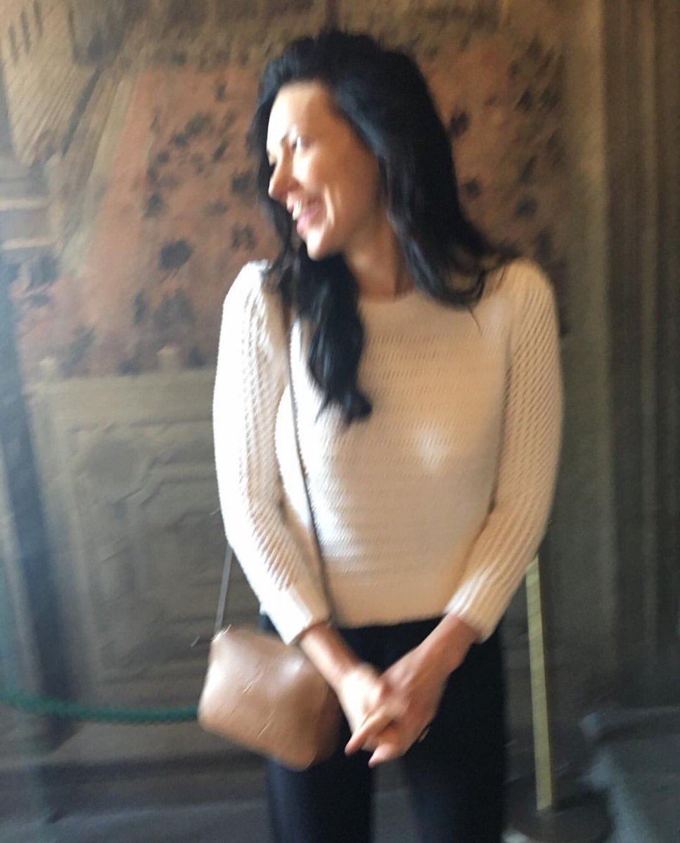 LauraPrepon's tweet image. Happiness. Italy. yes please.🌹🌹🌹