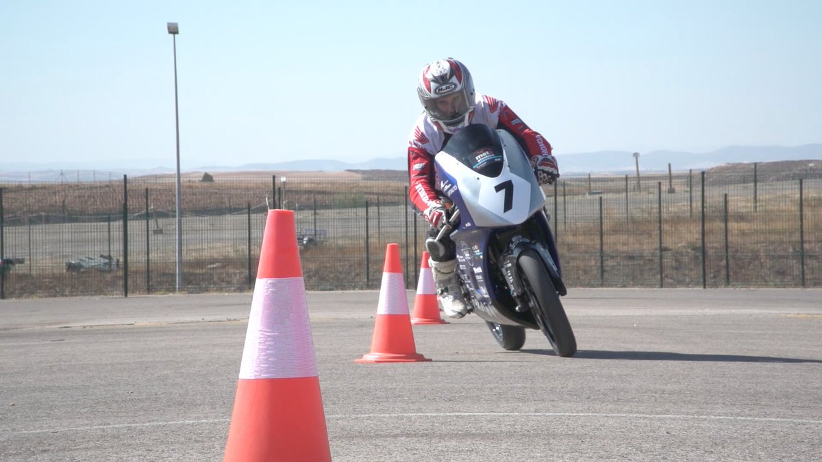 studiopirita's tweet photo. @MotoStudent 2016 más que competición, una experiencia única. #ms2016 #motostudent #teaser @AragonMotorLand >> https://t.co/V7v4qCmdwt https://t.co/vUT8sCgAQs