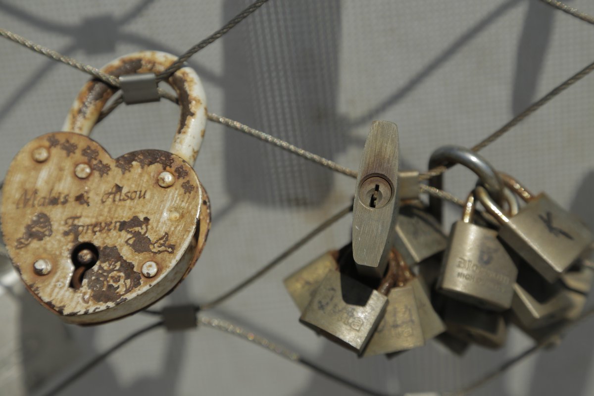 polis_i's tweet photo. Lock the Love https://t.co/iAJQwoFmFR