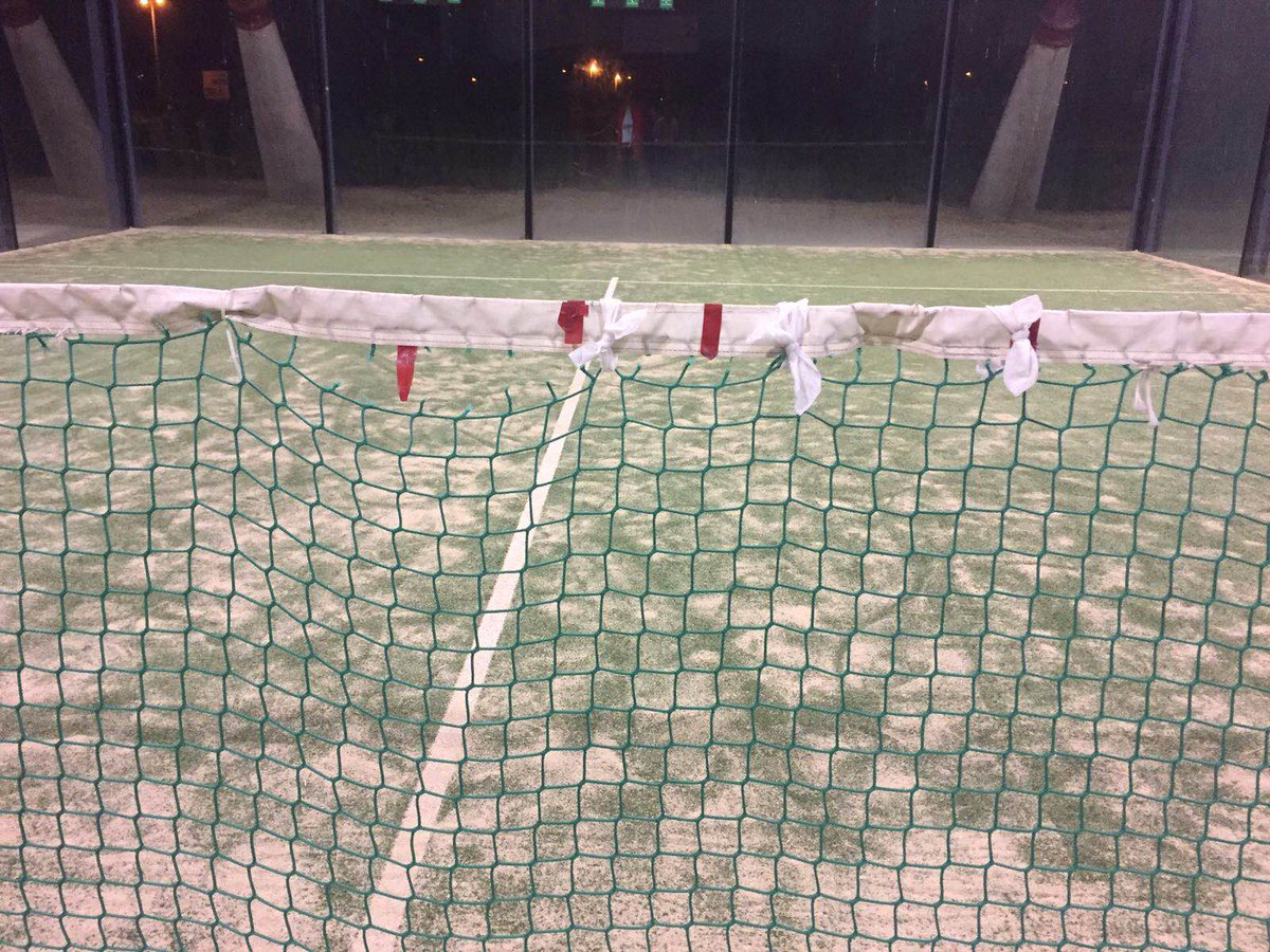 joexja85's tweet photo. Instalaciones deportivas la Cartuja (Sevilla) con esta Red jugamos ayer, apañada con toallitas de bebe y cinta aislante. @TurismoDeporAND https://t.co/O3MvjsYpRg