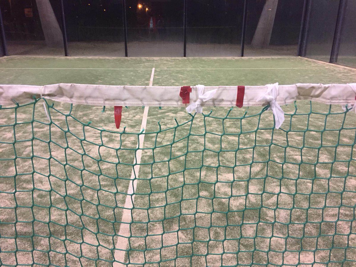 joexja85's tweet photo. Instalaciones deportivas la Cartuja (Sevilla) con esta Red jugamos ayer, apañada con toallitas de bebe y cinta aislante. @TurismoDeporAND https://t.co/O3MvjsYpRg