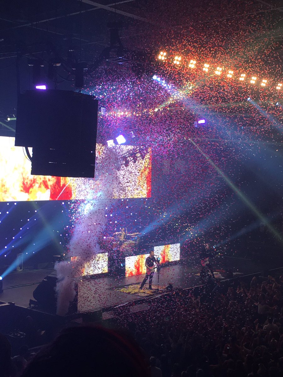 capriciousclare's tweet photo. i miss @blink182. #legendaryconcert #abbotsford @markhoppus @travisbarker https://t.co/Ei0lXpvKNZ