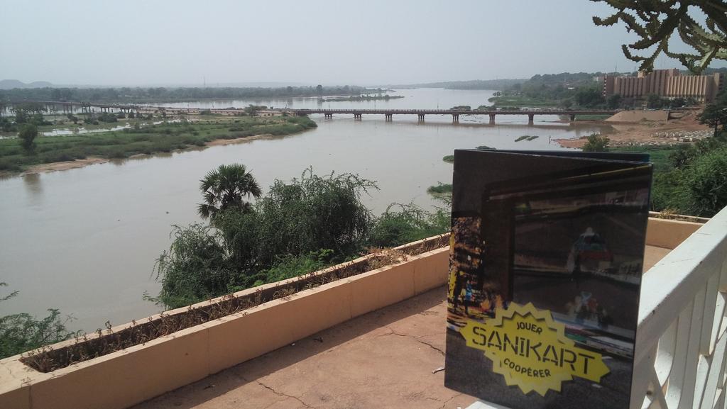 asso_dcalk's tweet photo. @PrismatikFrance @xavier_lardy @CoopAxis visitent un fleuve lointain dans une #Ludobox on vous dira tout bientôt sur @makeryfr https://t.co/dBPiPOClkE