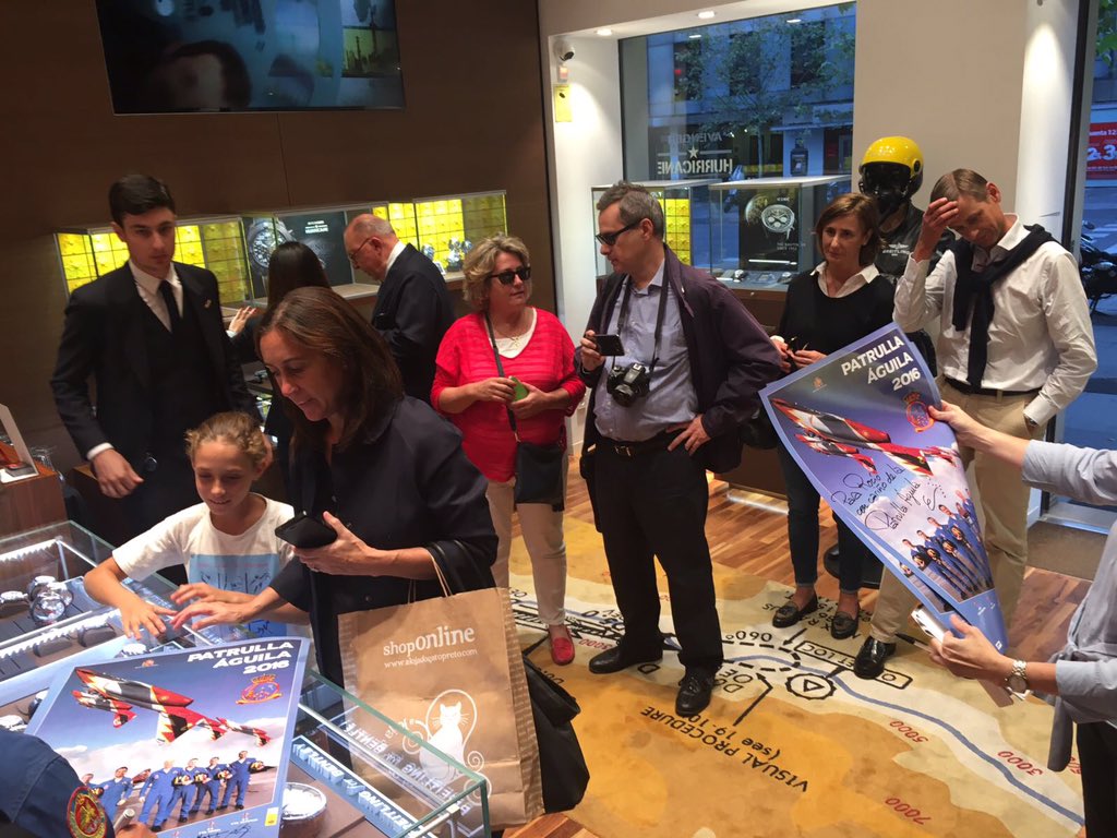 patrullaguila's tweet photo. Hoy firma de pósters en la boutique de Breitling Madrid. Gracias por volar con nosotros #FlyBreitling https://t.co/vyLvnuKev8