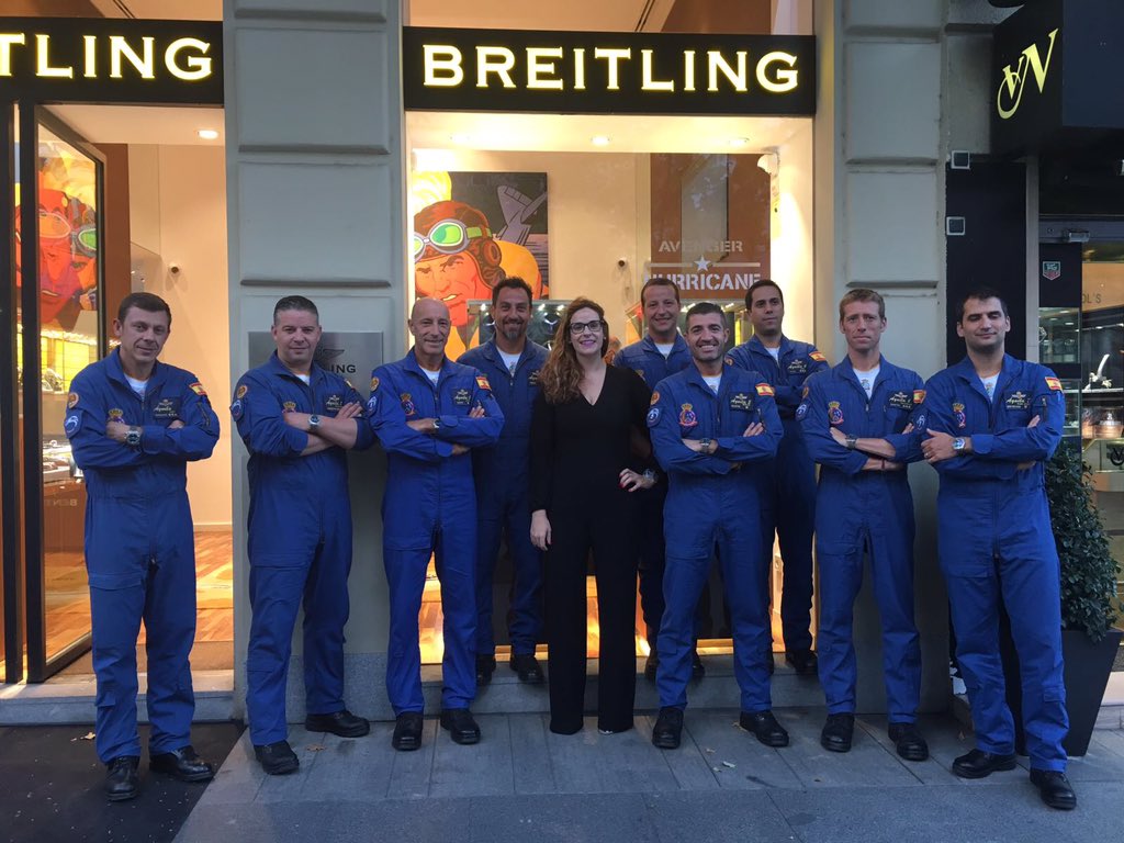 patrullaguila's tweet photo. Hoy firma de pósters en la boutique de Breitling Madrid. Gracias por volar con nosotros #FlyBreitling https://t.co/vyLvnuKev8