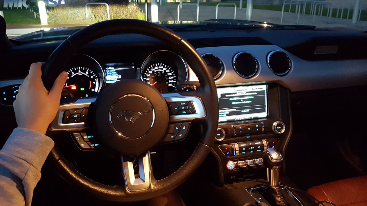 FjonaCakalli's tweet photo. Oggi vado a ritirare la #Mustang e l'omino mi fa: "ecco queste sono le chiavi, buon divertimento" 💙
Va bene, io vado a fare liniorante. Ciao https://t.co/cnpbNEV334