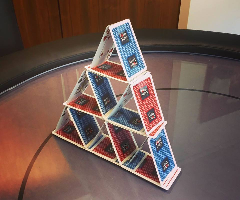 PokerStarsRU's tweet photo. Сколько карт ? Ответ + #howmanycards + никнейм на PokerStars = шанс на билет $11 для одного из ответивших до 12:00 МСК 12.10 https://t.co/Hth5sNBeSq
