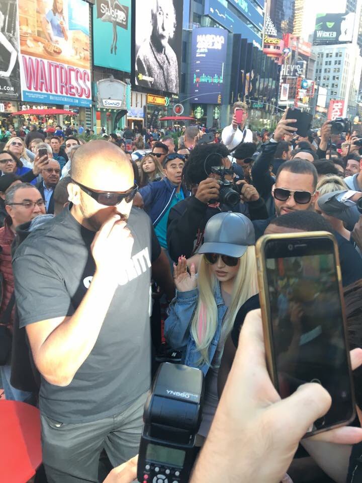 stretchdocter's tweet photo. FAKE KYLIE JENENR PRNAKS NYC!! 
300 retweets and I'll post the full video today! https://t.co/Sv9Qj4DZ9v